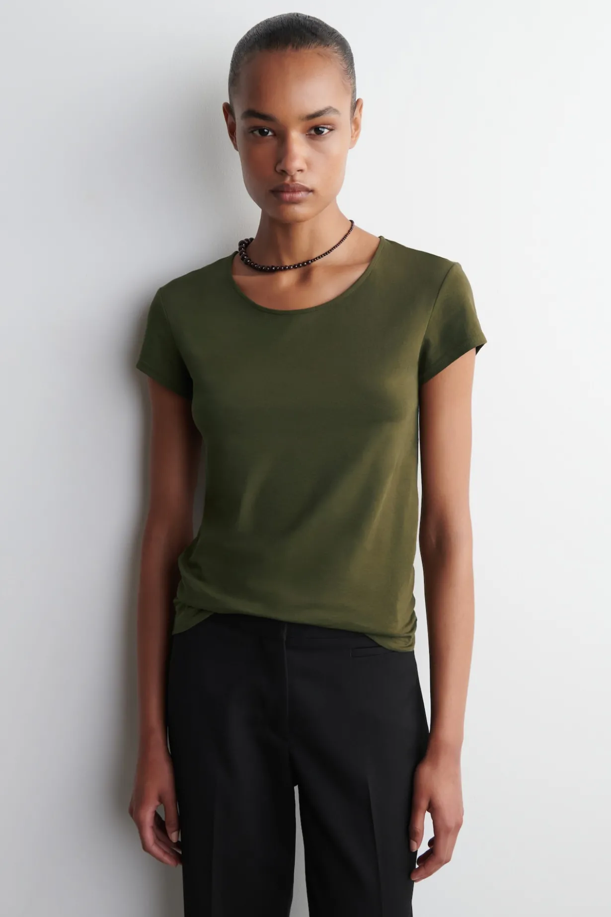 T-SHIRT MIT RUNDHALSAUSSCHNITT