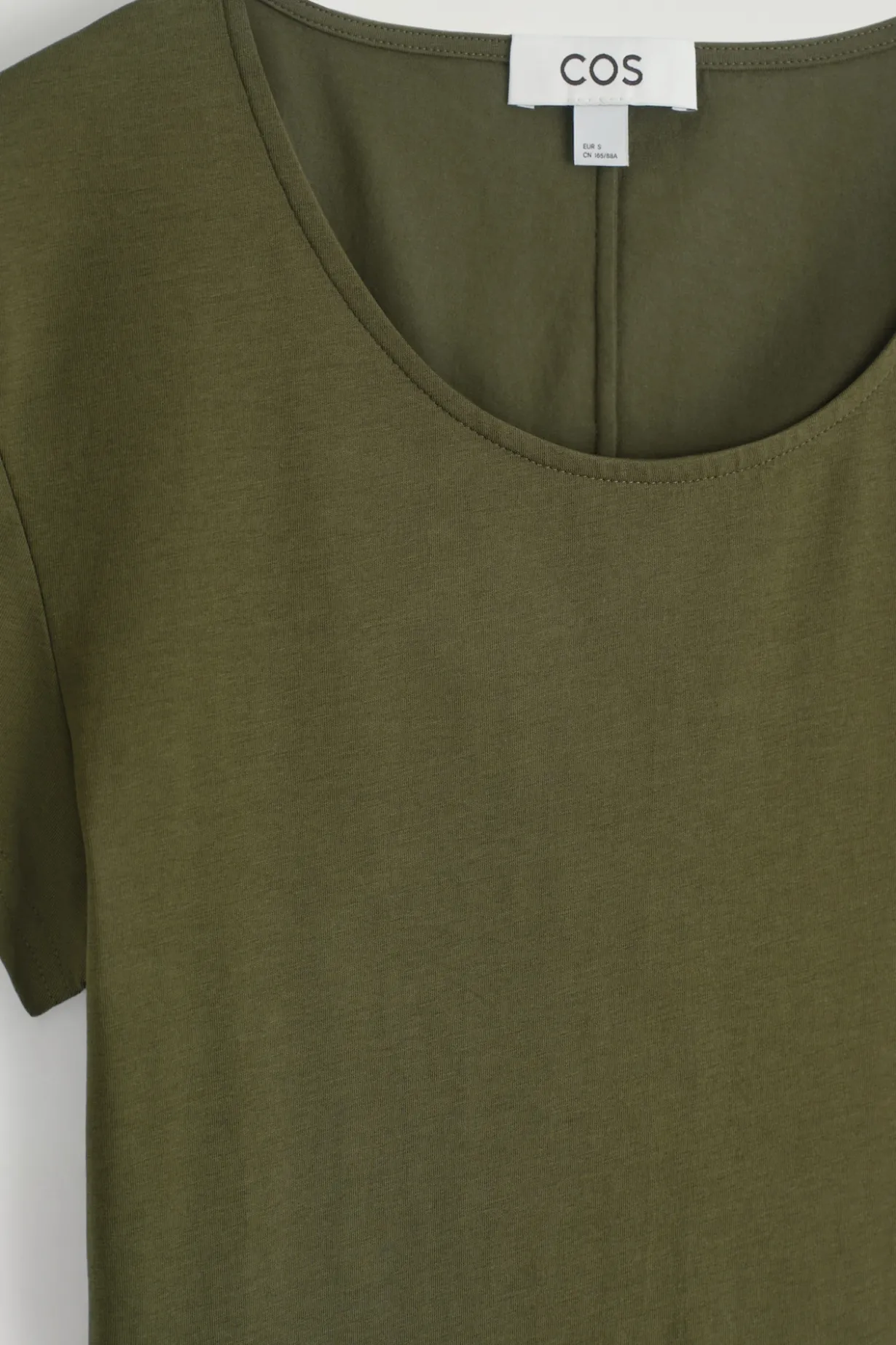 T-SHIRT MIT RUNDHALSAUSSCHNITT