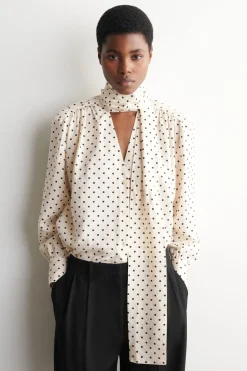 T-SHIRT MIT SCHALDETAIL UND POLKA-DOTS