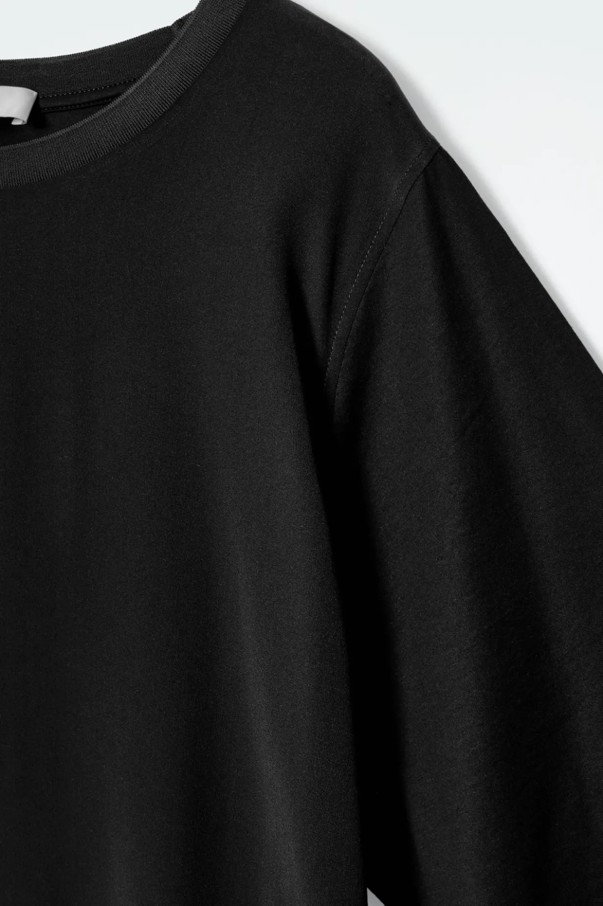 T-SHIRT-KLEID AUS SEIDE IN MIDILÄNGE
