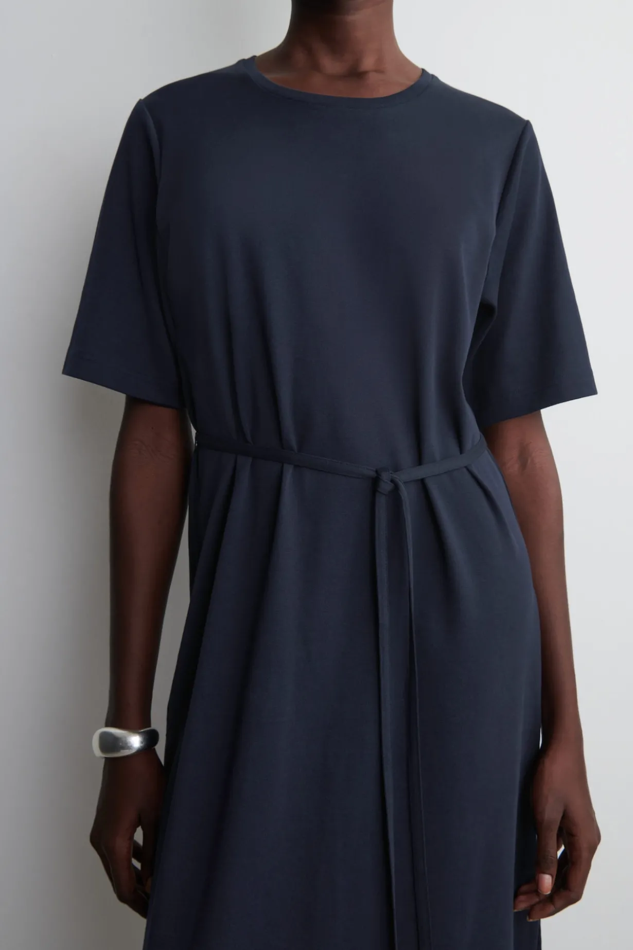 T-SHIRT-KLEID IN MIDILÄNGE MIT GÜRTEL
