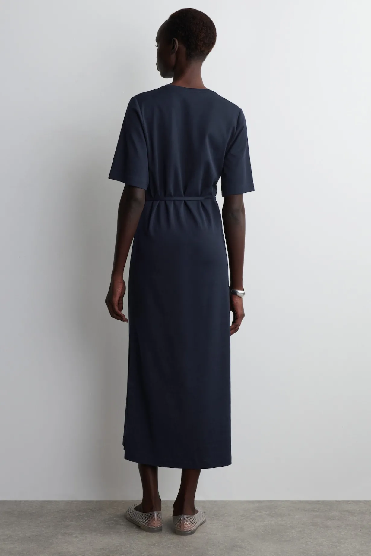 T-SHIRT-KLEID IN MIDILÄNGE MIT GÜRTEL
