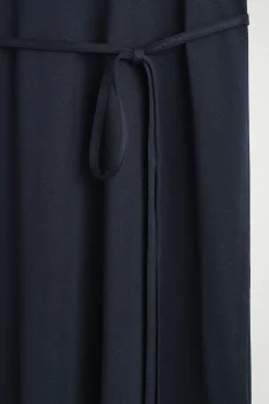 T-SHIRT-KLEID IN MIDILÄNGE MIT GÜRTEL