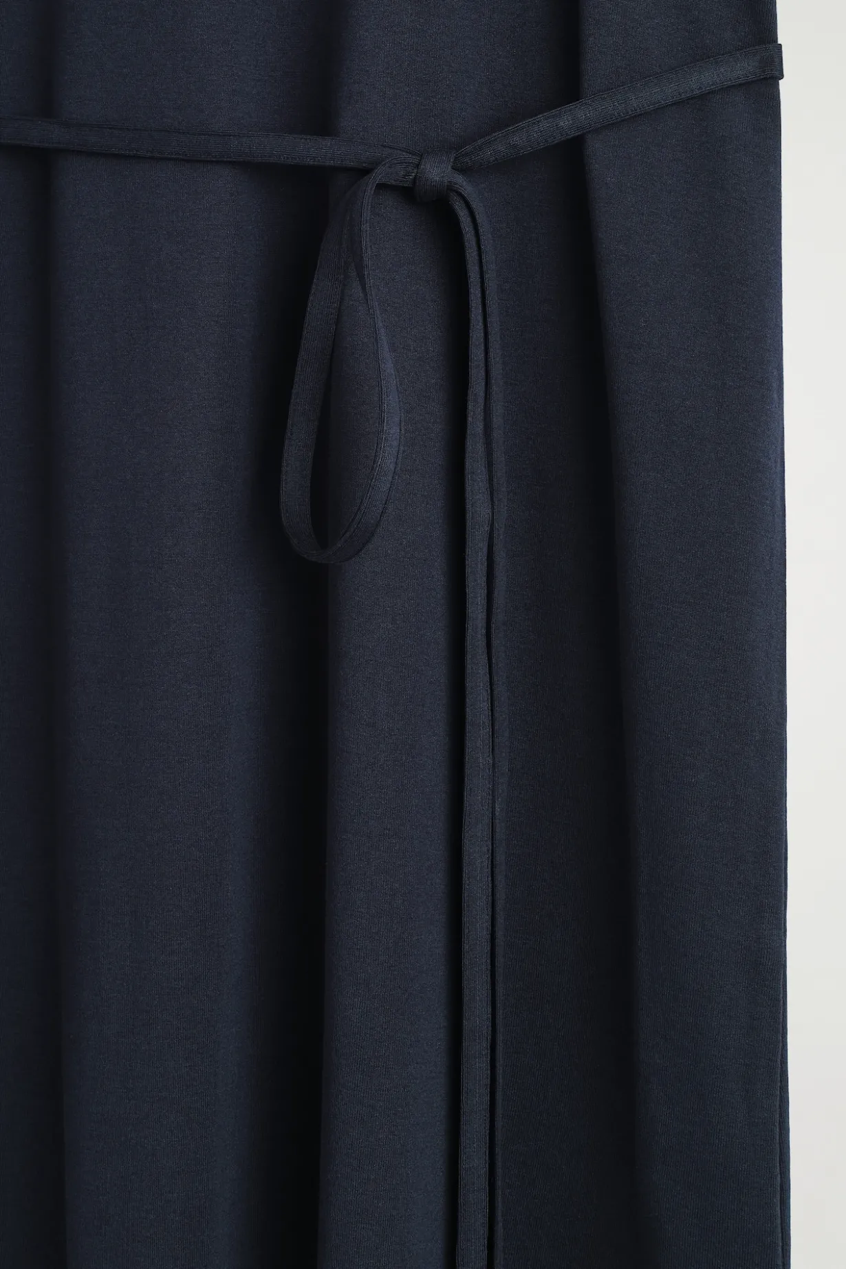 T-SHIRT-KLEID IN MIDILÄNGE MIT GÜRTEL