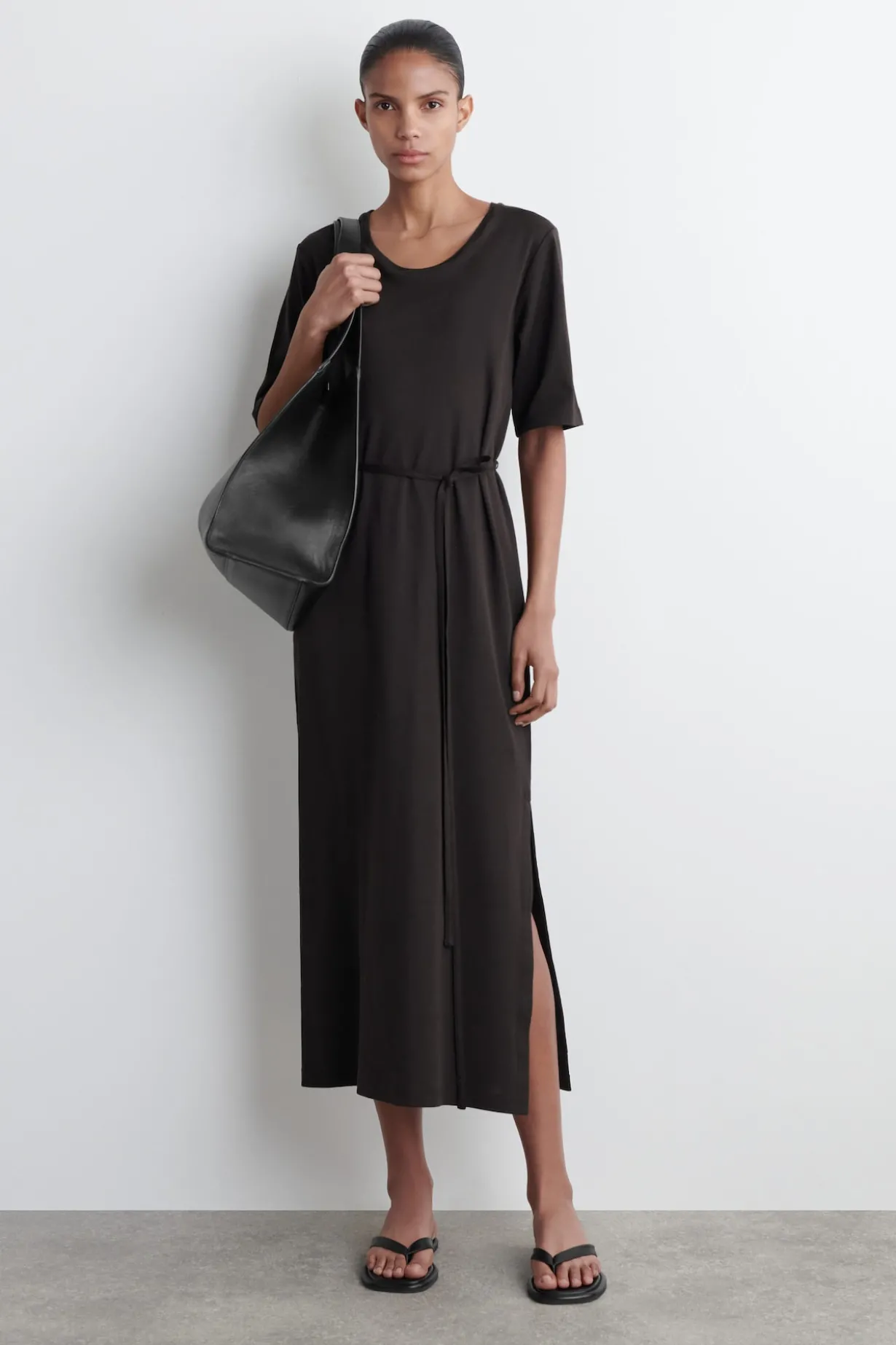 T-SHIRT-KLEID IN MIDILÄNGE MIT GÜRTEL