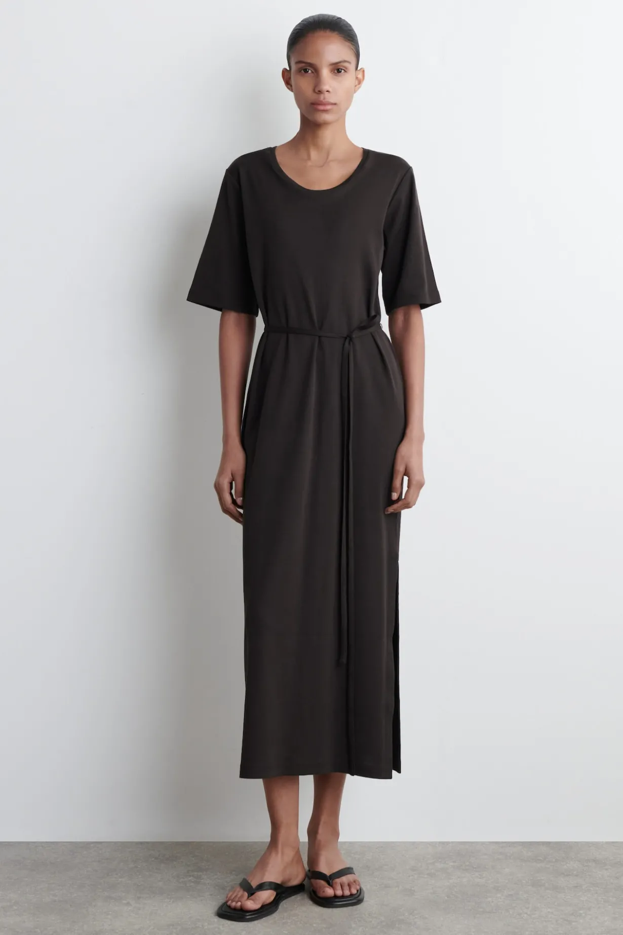 T-SHIRT-KLEID IN MIDILÄNGE MIT GÜRTEL