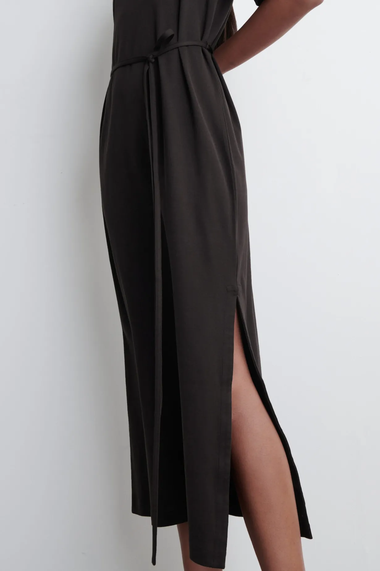 T-SHIRT-KLEID IN MIDILÄNGE MIT GÜRTEL