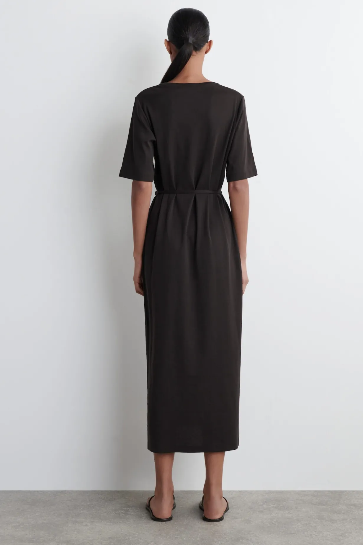 T-SHIRT-KLEID IN MIDILÄNGE MIT GÜRTEL