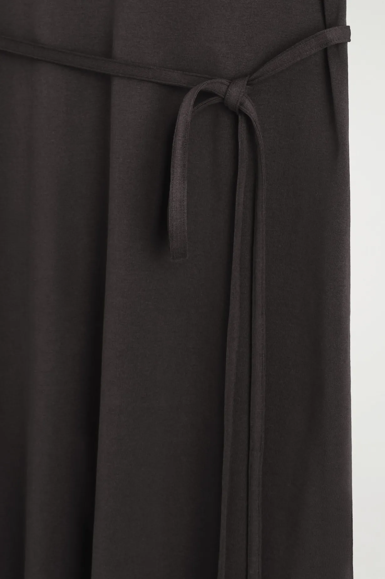 T-SHIRT-KLEID IN MIDILÄNGE MIT GÜRTEL