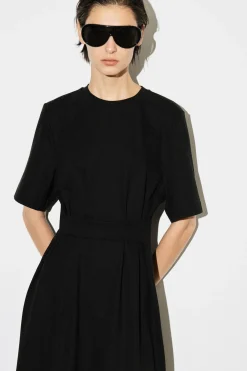 T-SHIRT-KLEID IN MIDILÄNGE MIT GÜRTELDETAIL