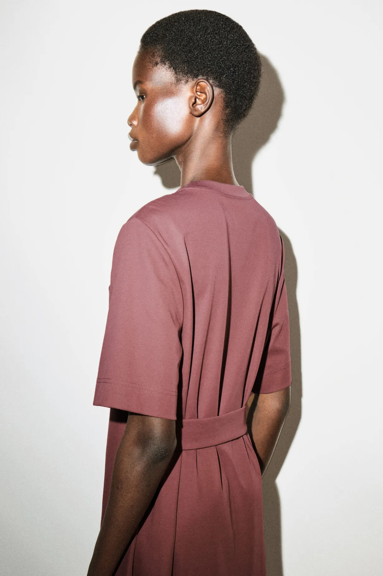 T-SHIRT-KLEID IN MIDILÄNGE MIT GÜRTELDETAIL