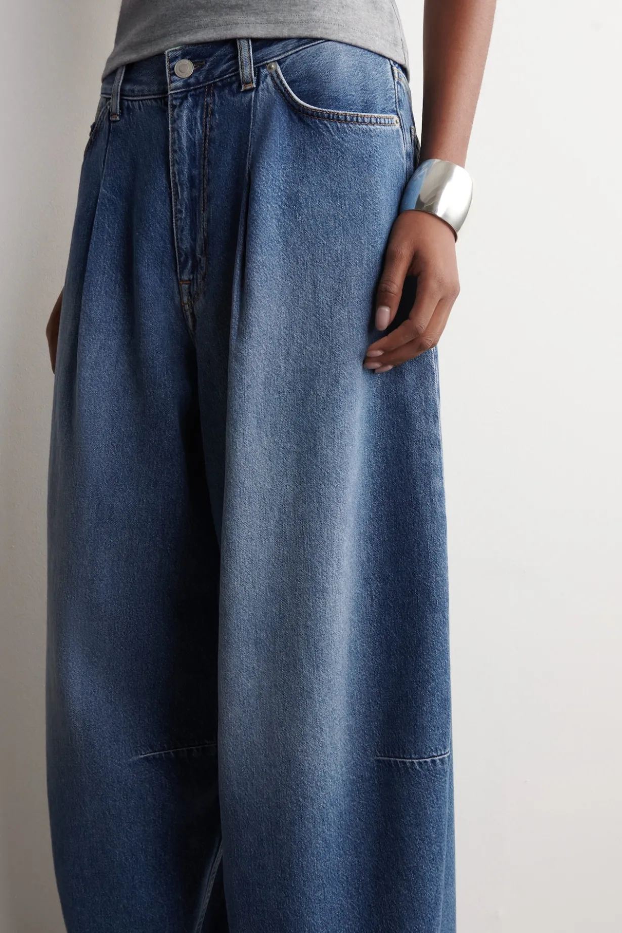 TWINE JEANS MIT BARREL-BEIN