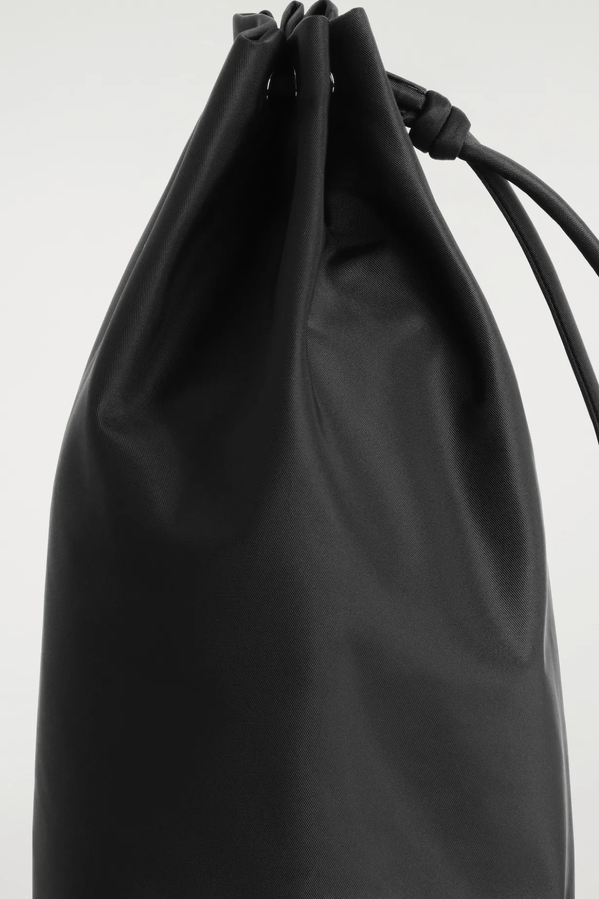 UMHÄNGETASCHE MIT KORDZUG - NYLON