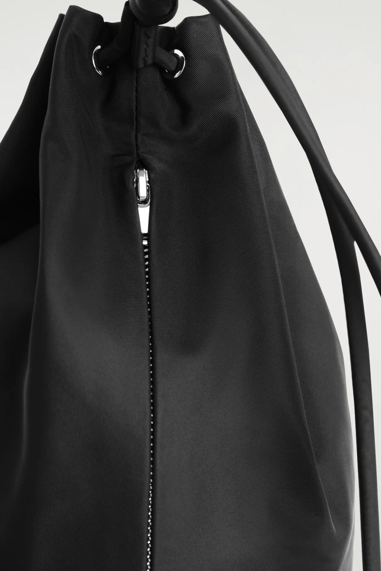 UMHÄNGETASCHE MIT KORDZUG - NYLON