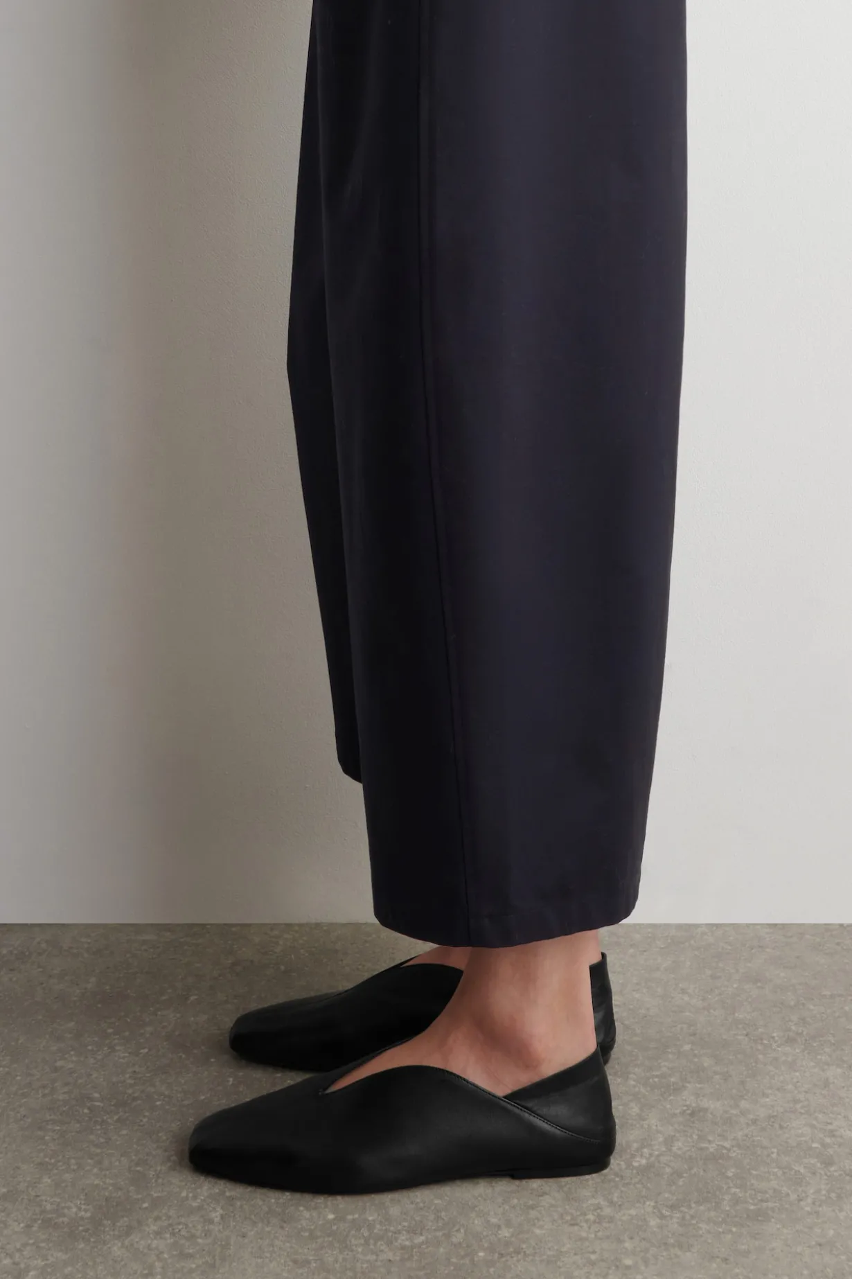 VERKÜRZTE BAUMWOLLHOSE MIT BARREL-BEIN