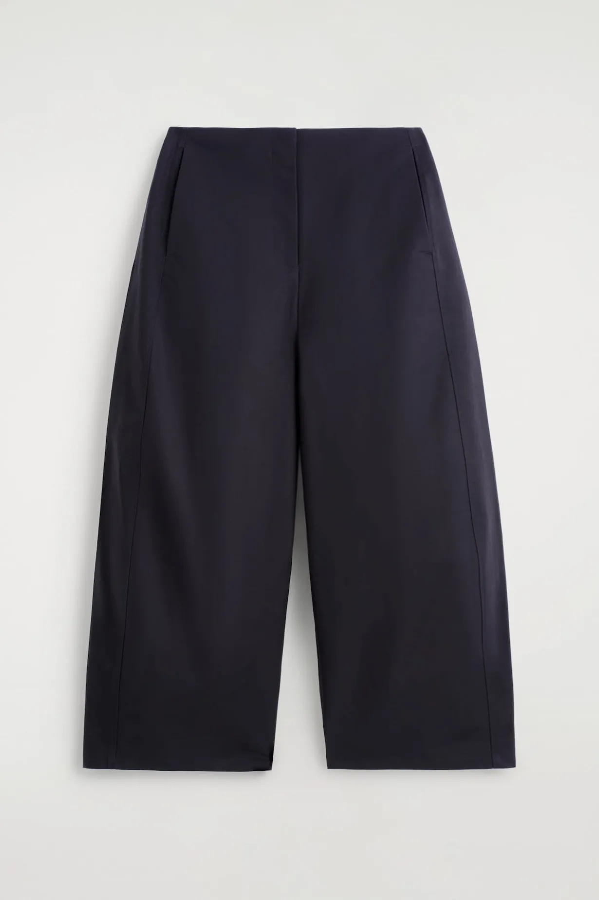 VERKÜRZTE BAUMWOLLHOSE MIT BARREL-BEIN