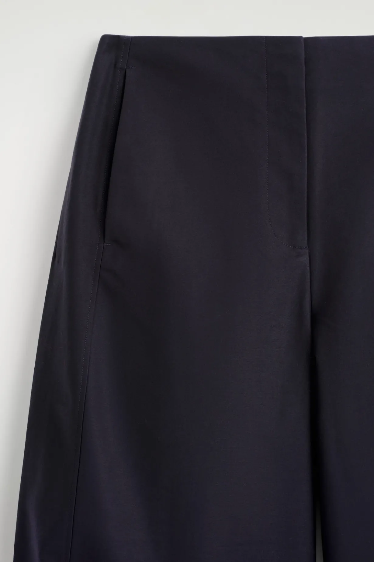VERKÜRZTE BAUMWOLLHOSE MIT BARREL-BEIN