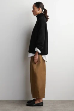 VERKÜRZTE BAUMWOLLHOSE MIT BARREL-BEIN