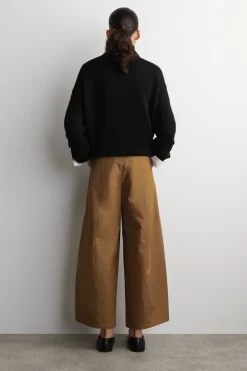 VERKÜRZTE BAUMWOLLHOSE MIT BARREL-BEIN