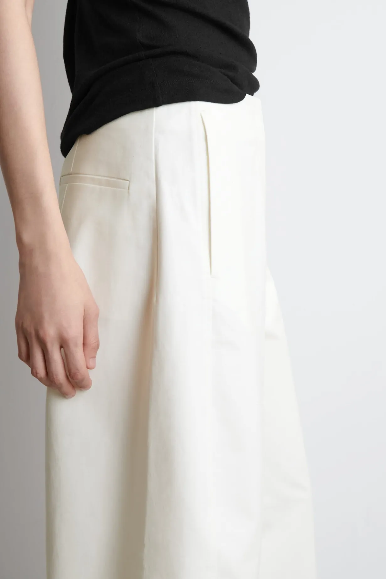 VERKÜRZTE BAUMWOLLHOSE MIT BARREL-BEIN