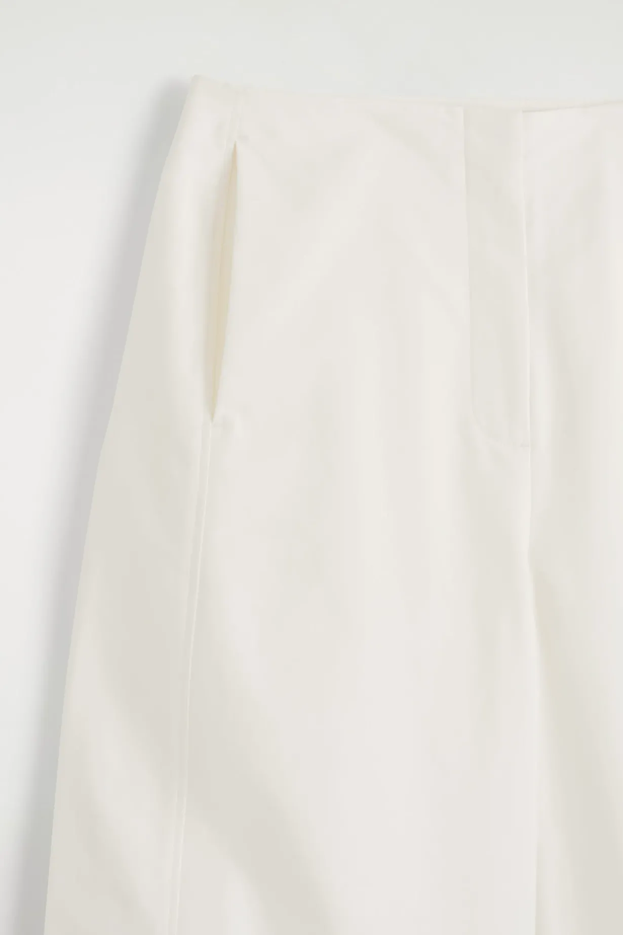 VERKÜRZTE BAUMWOLLHOSE MIT BARREL-BEIN