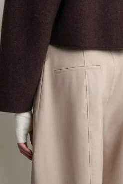 VERKÜRZTE BAUMWOLLHOSE MIT BARREL-BEIN