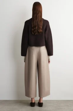 VERKÜRZTE BAUMWOLLHOSE MIT BARREL-BEIN