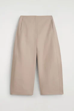 VERKÜRZTE BAUMWOLLHOSE MIT BARREL-BEIN
