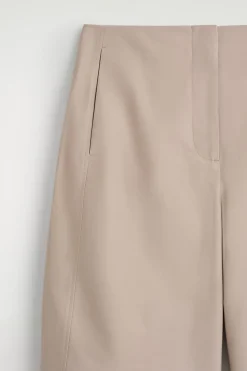 VERKÜRZTE BAUMWOLLHOSE MIT BARREL-BEIN