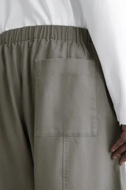 VERKÜRZTE HOSE AUS BAUMWOLLE MIT BARREL-BEIN