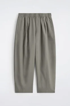 VERKÜRZTE HOSE AUS BAUMWOLLE MIT BARREL-BEIN