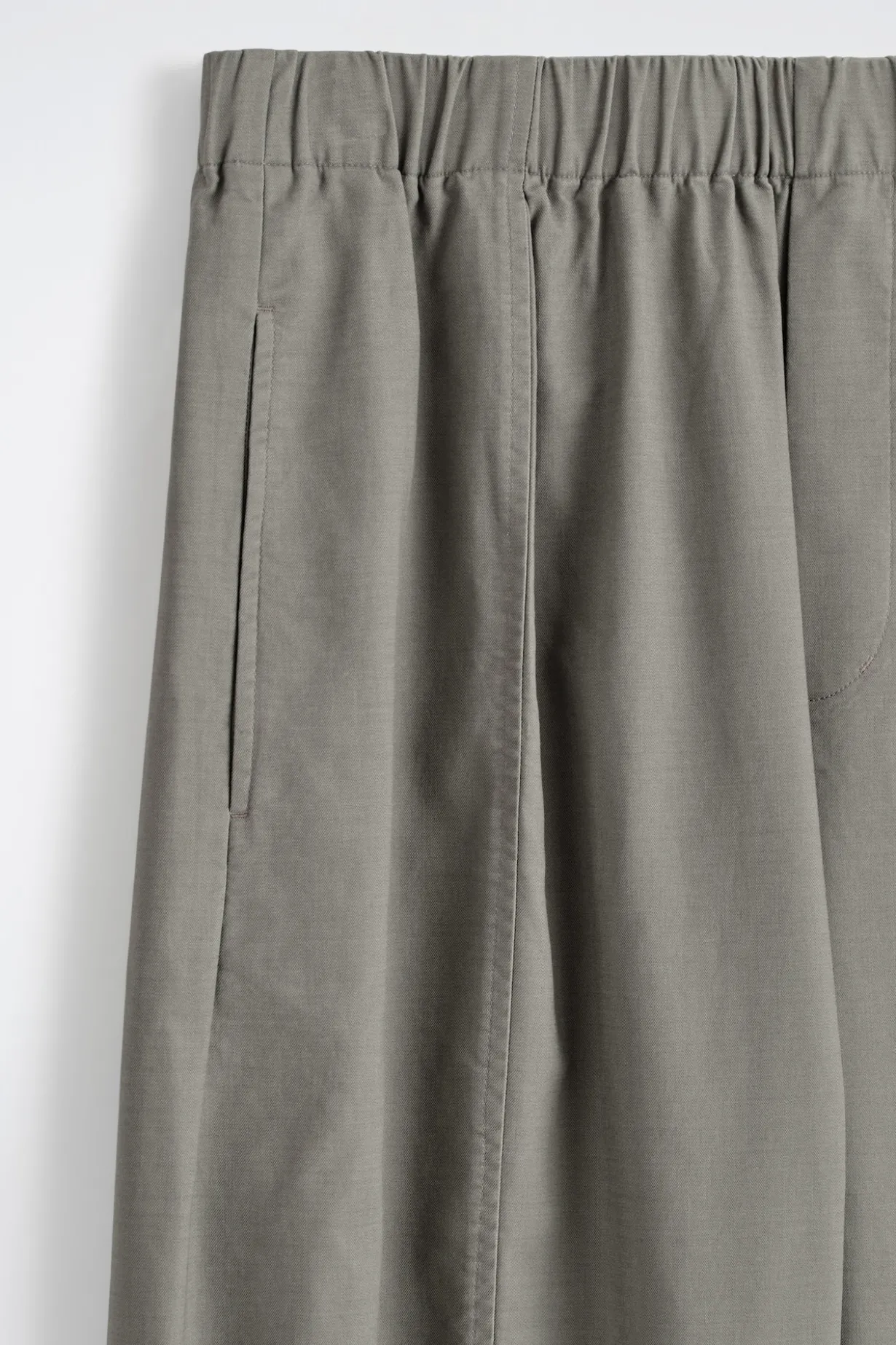 VERKÜRZTE HOSE AUS BAUMWOLLE MIT BARREL-BEIN
