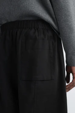 VERKÜRZTE HOSE AUS BAUMWOLLE MIT BARREL-BEIN