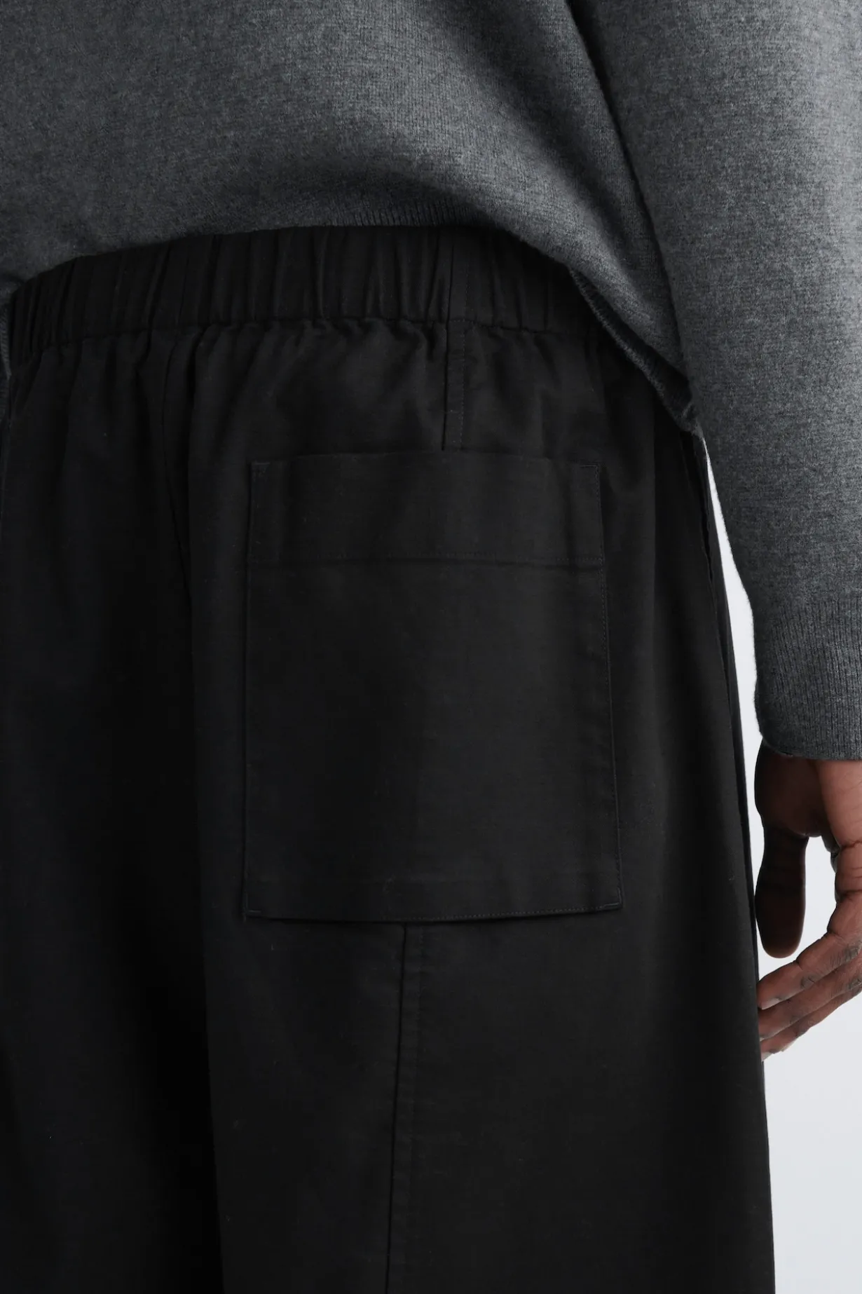VERKÜRZTE HOSE AUS BAUMWOLLE MIT BARREL-BEIN