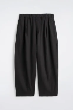 VERKÜRZTE HOSE AUS BAUMWOLLE MIT BARREL-BEIN