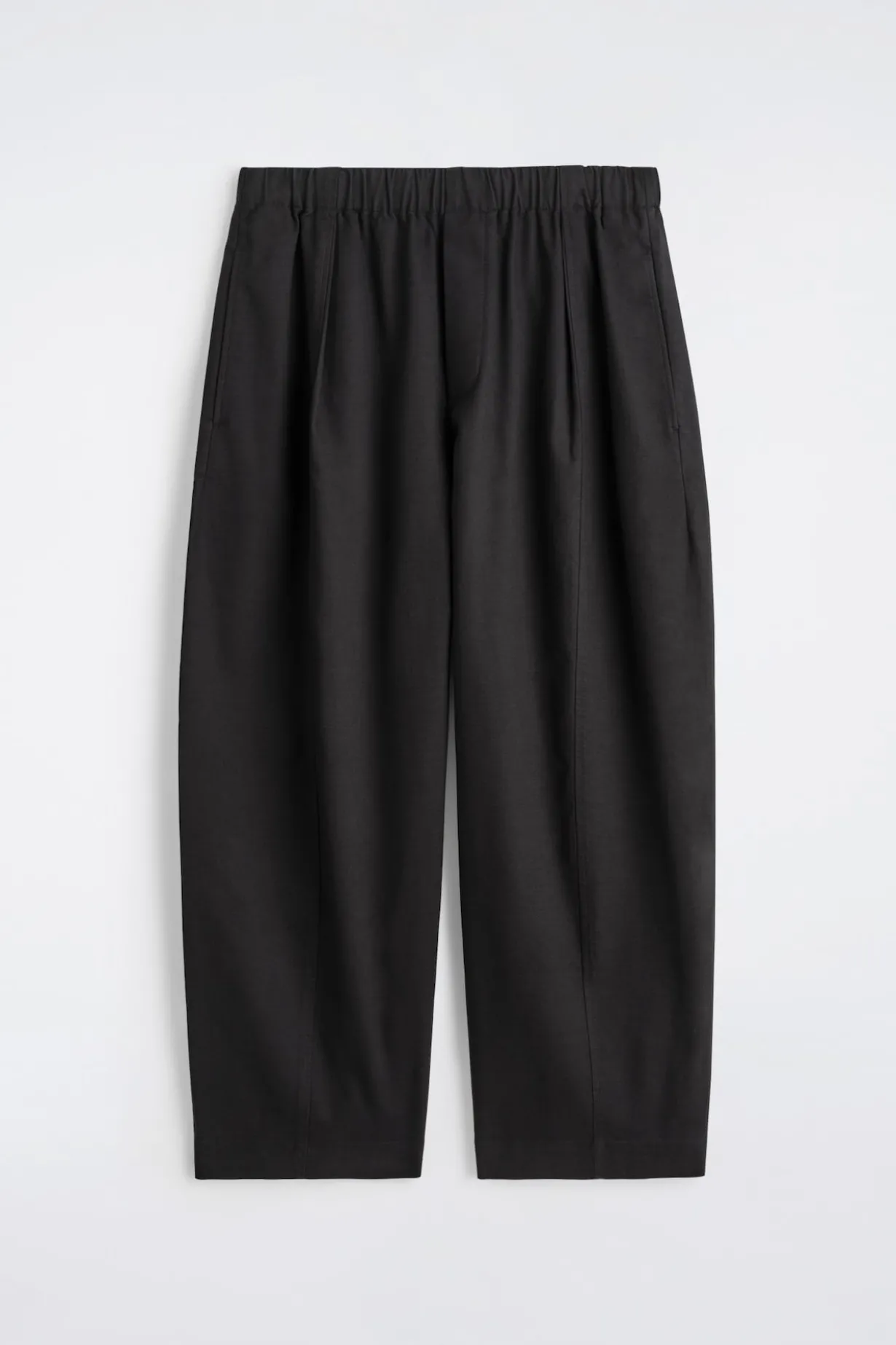 VERKÜRZTE HOSE AUS BAUMWOLLE MIT BARREL-BEIN