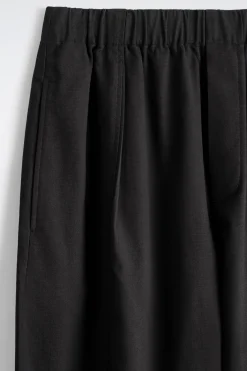 VERKÜRZTE HOSE AUS BAUMWOLLE MIT BARREL-BEIN
