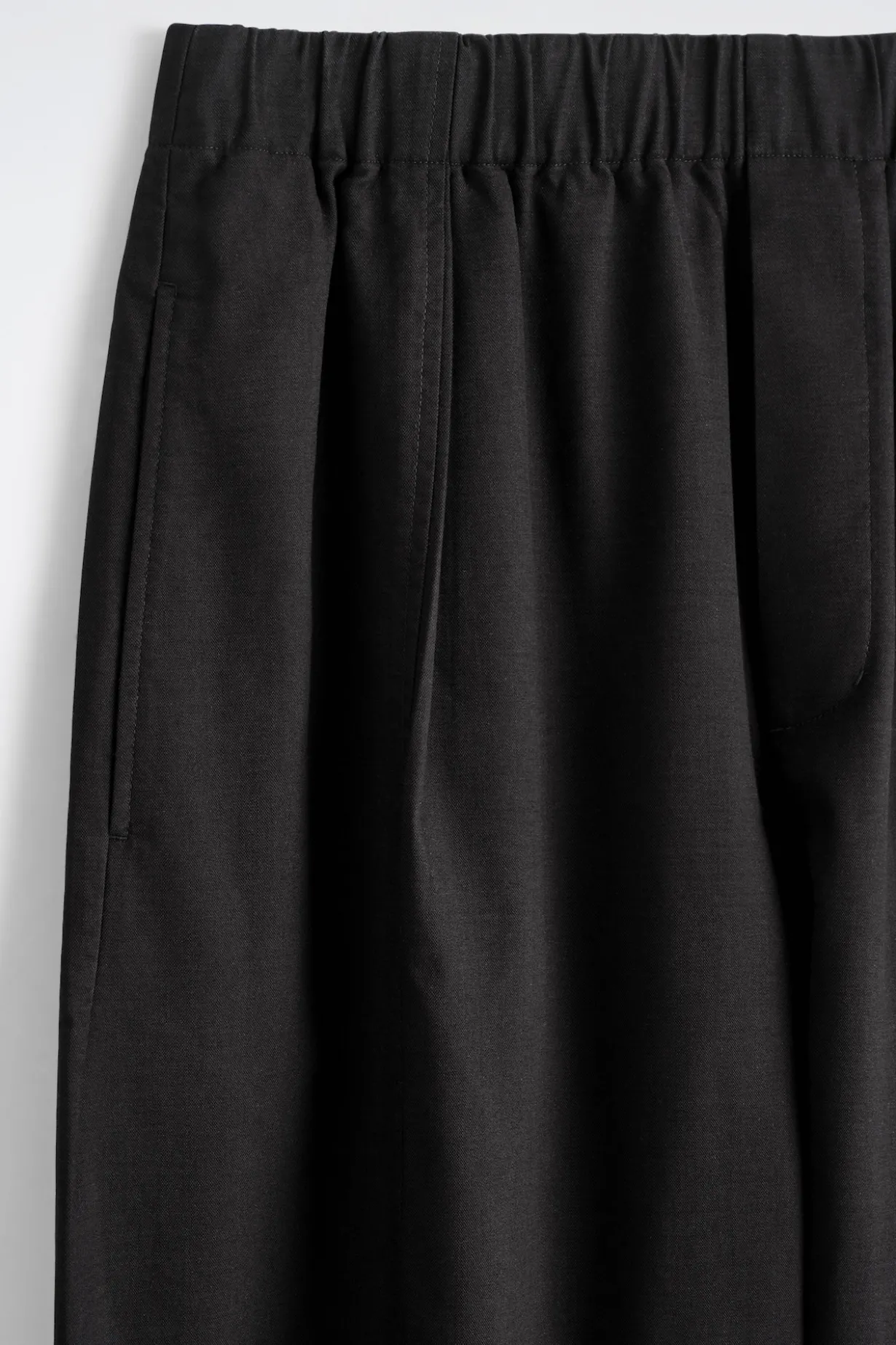 VERKÜRZTE HOSE AUS BAUMWOLLE MIT BARREL-BEIN