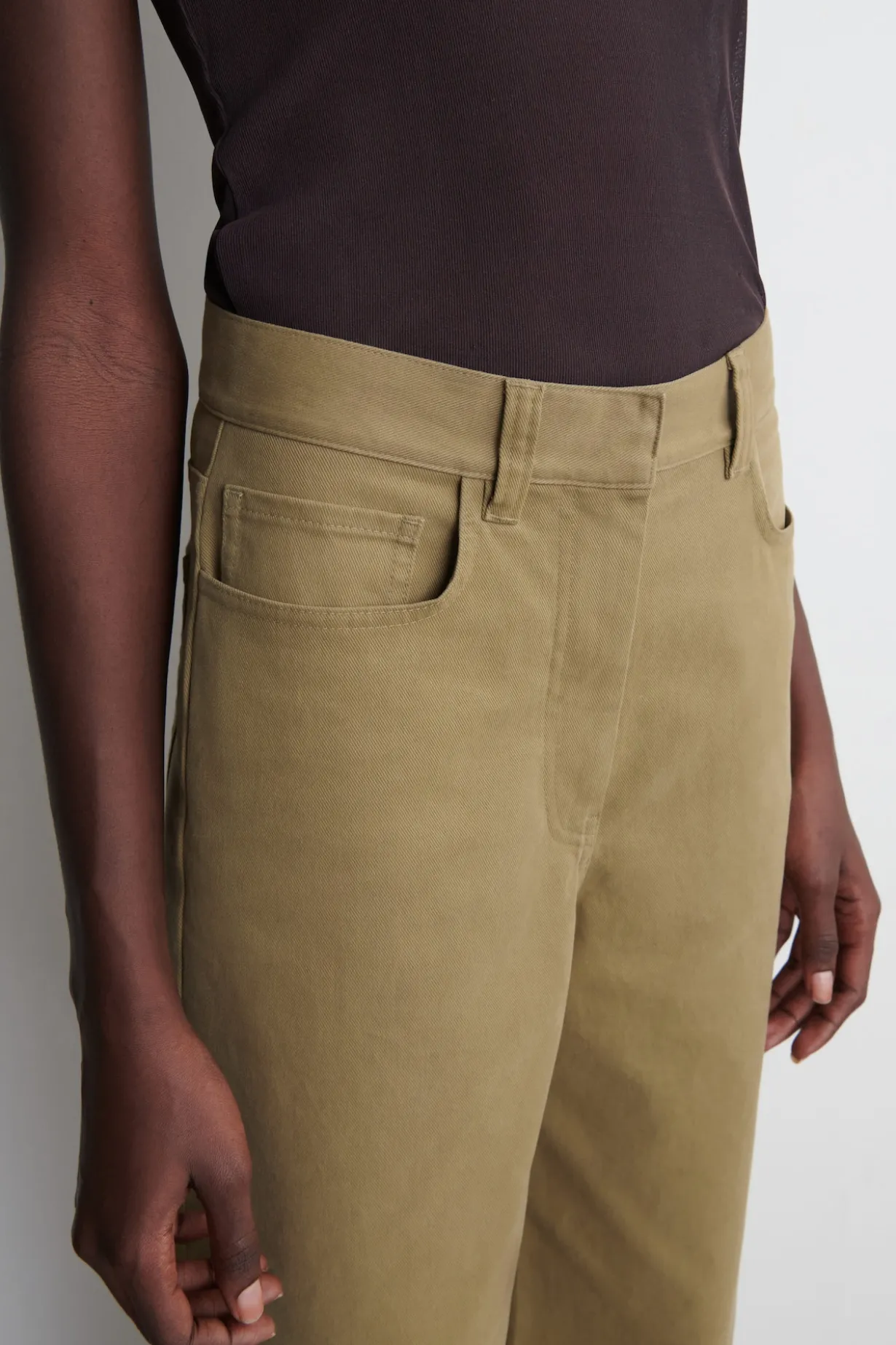 VERKÜRZTE HOSE AUS BAUMWOLLE MIT WEITEM BEIN