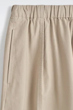 VERKÜRZTE HOSE AUS BAUMWOLLE MIT BARREL-BEIN