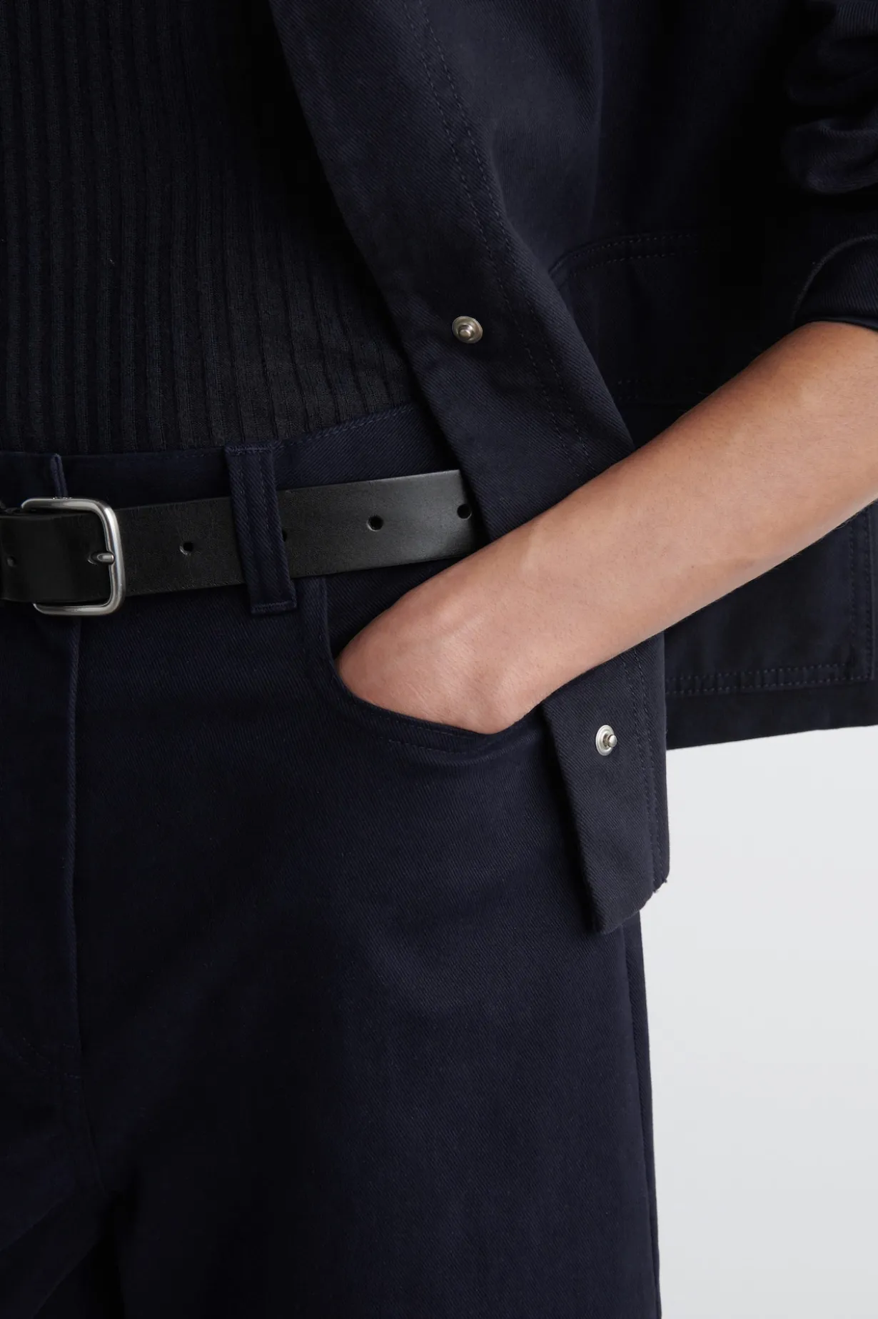 VERKÜRZTE HOSE AUS BAUMWOLLE MIT WEITEM BEIN