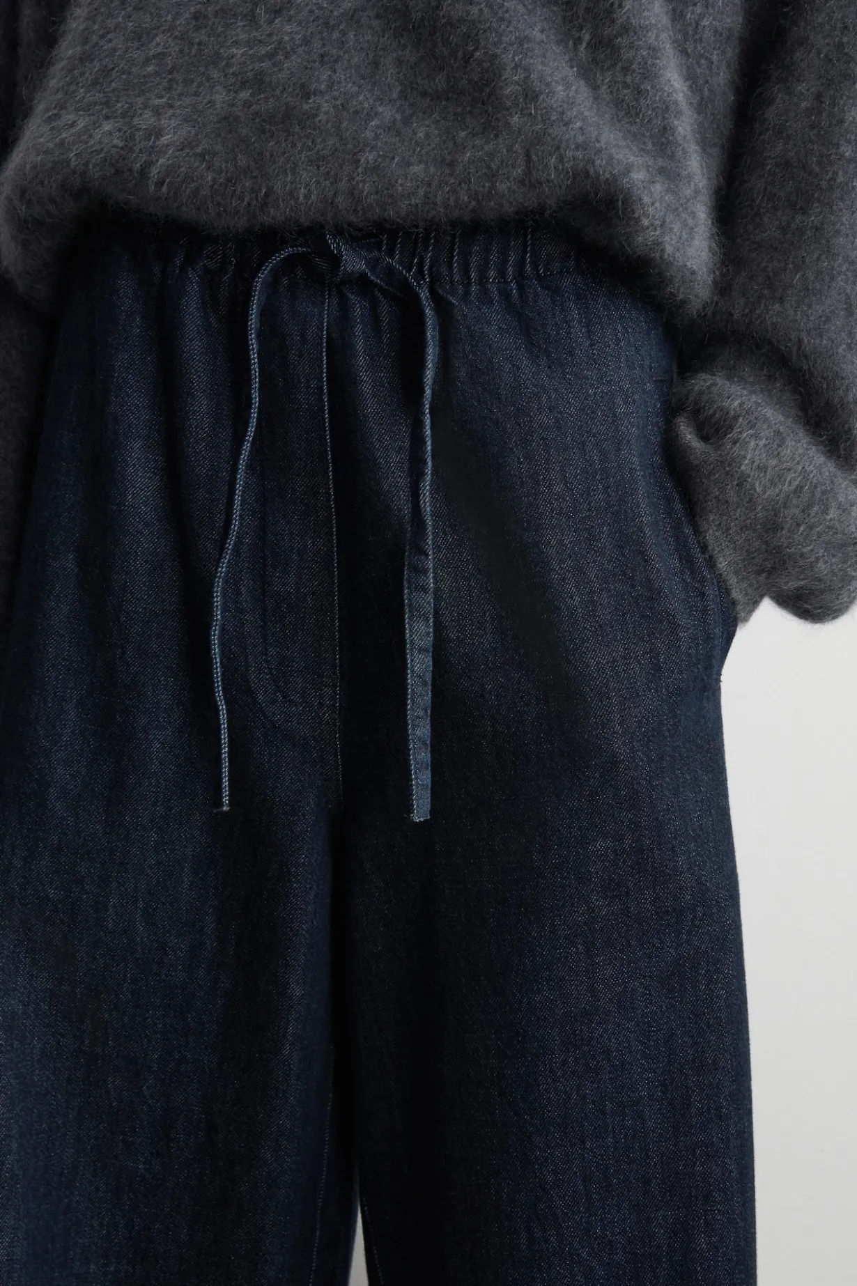 VERKÜRZTE HOSE AUS DENIM MIT WEITEM BEIN