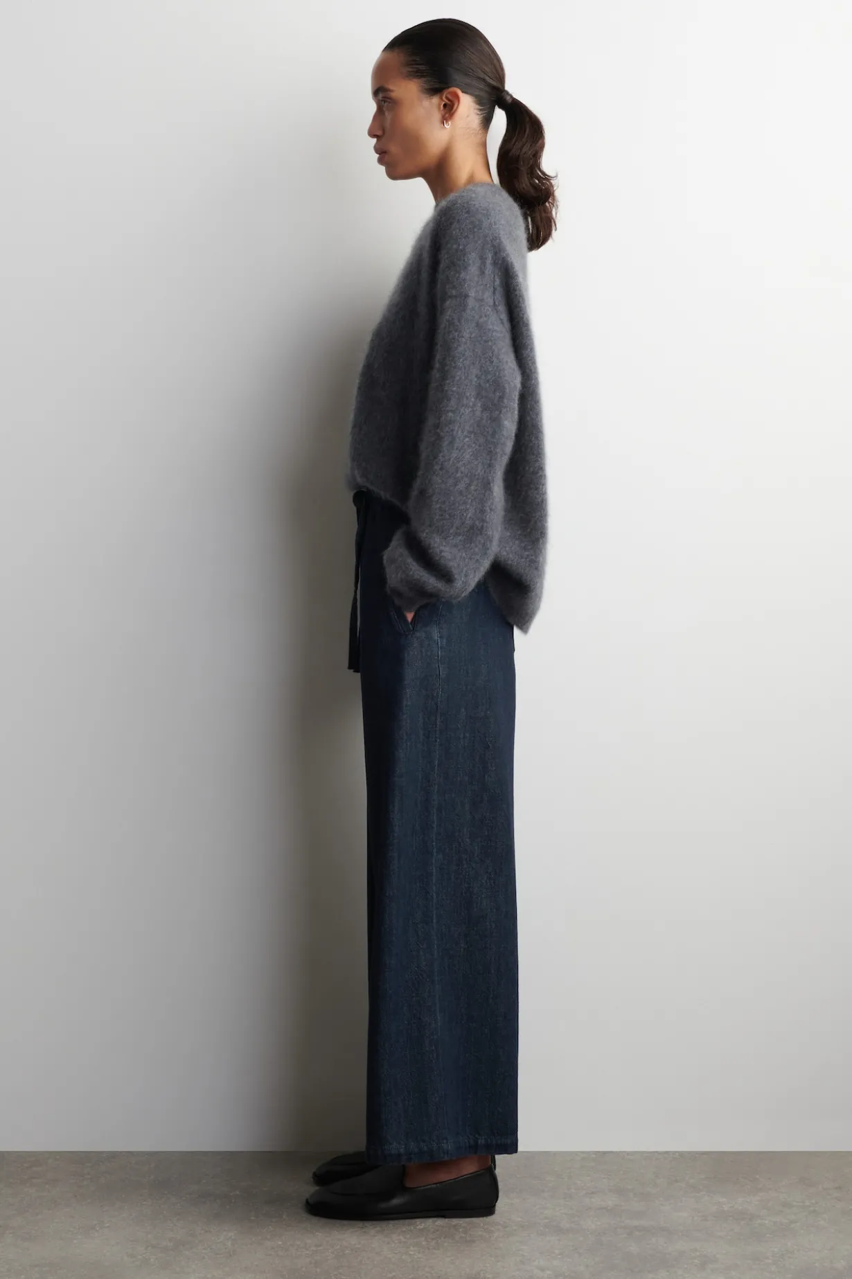 VERKÜRZTE HOSE AUS DENIM MIT WEITEM BEIN