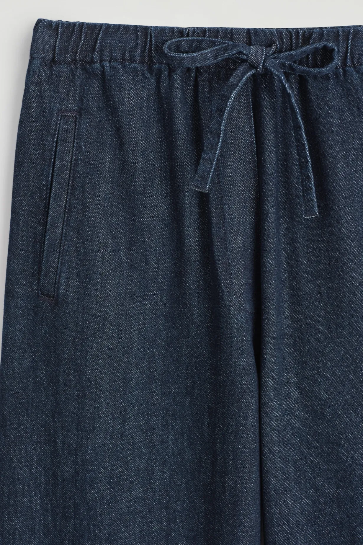 VERKÜRZTE HOSE AUS DENIM MIT WEITEM BEIN