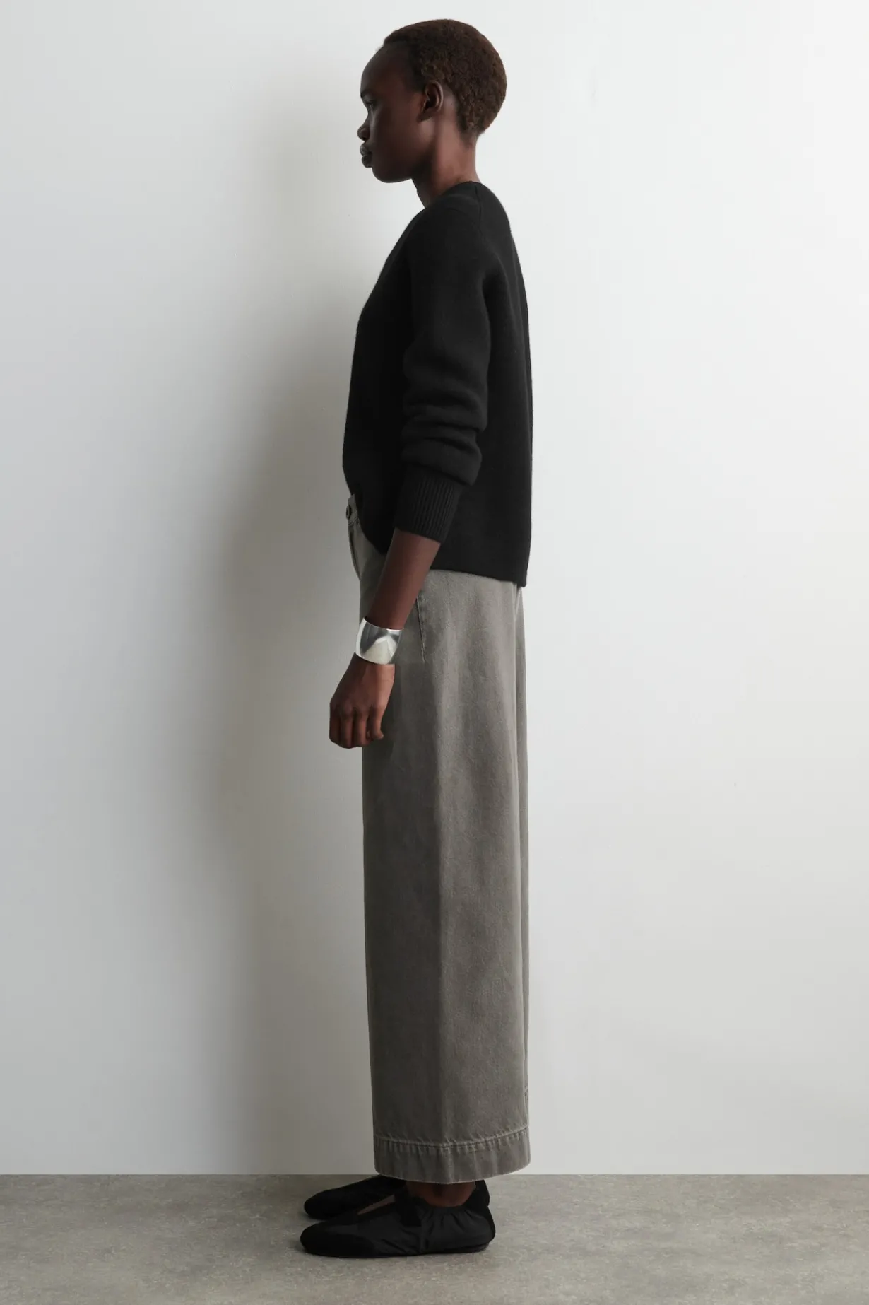 VERKÜRZTE HOSE AUS DENIM MIT WEITEM BEIN