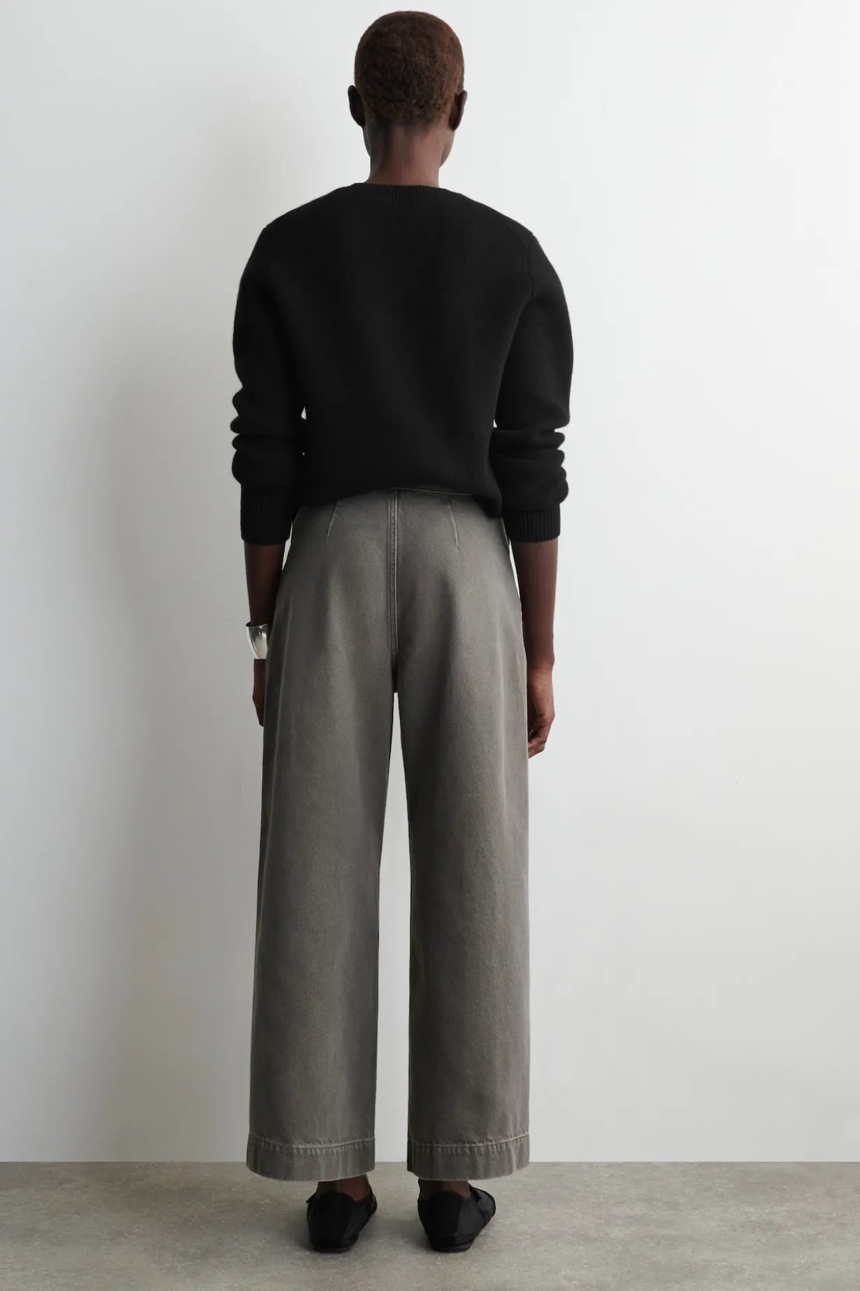 VERKÜRZTE HOSE AUS DENIM MIT WEITEM BEIN