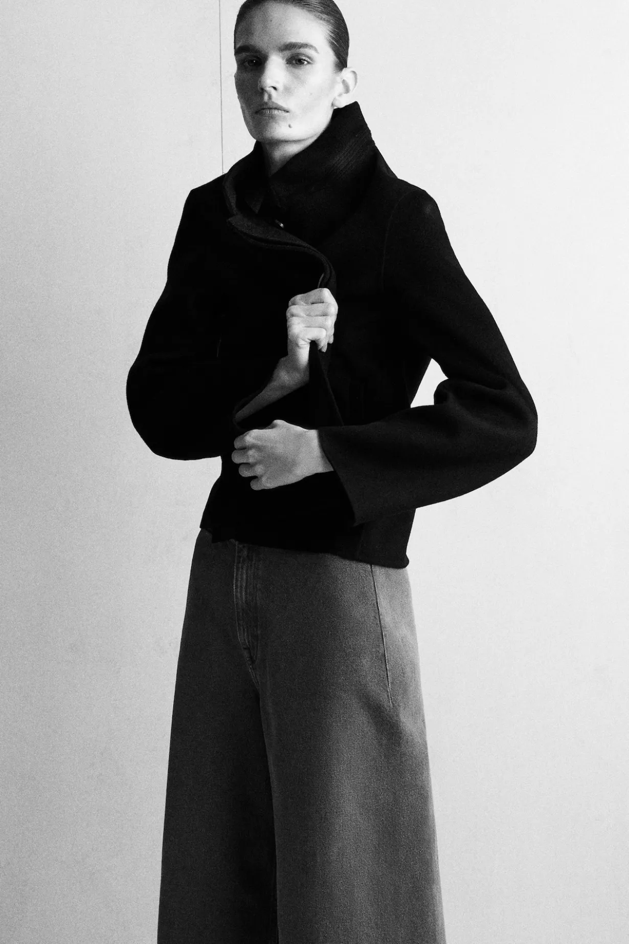 VERKÜRZTE HOSE AUS DENIM MIT WEITEM BEIN