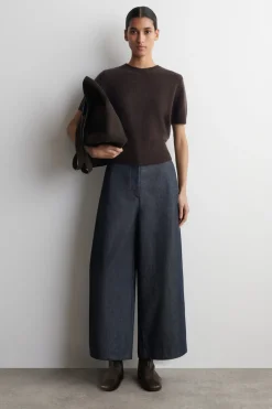 VERKÜRZTE HOSE AUS RAW DENIM MIT BARREL-BEIN