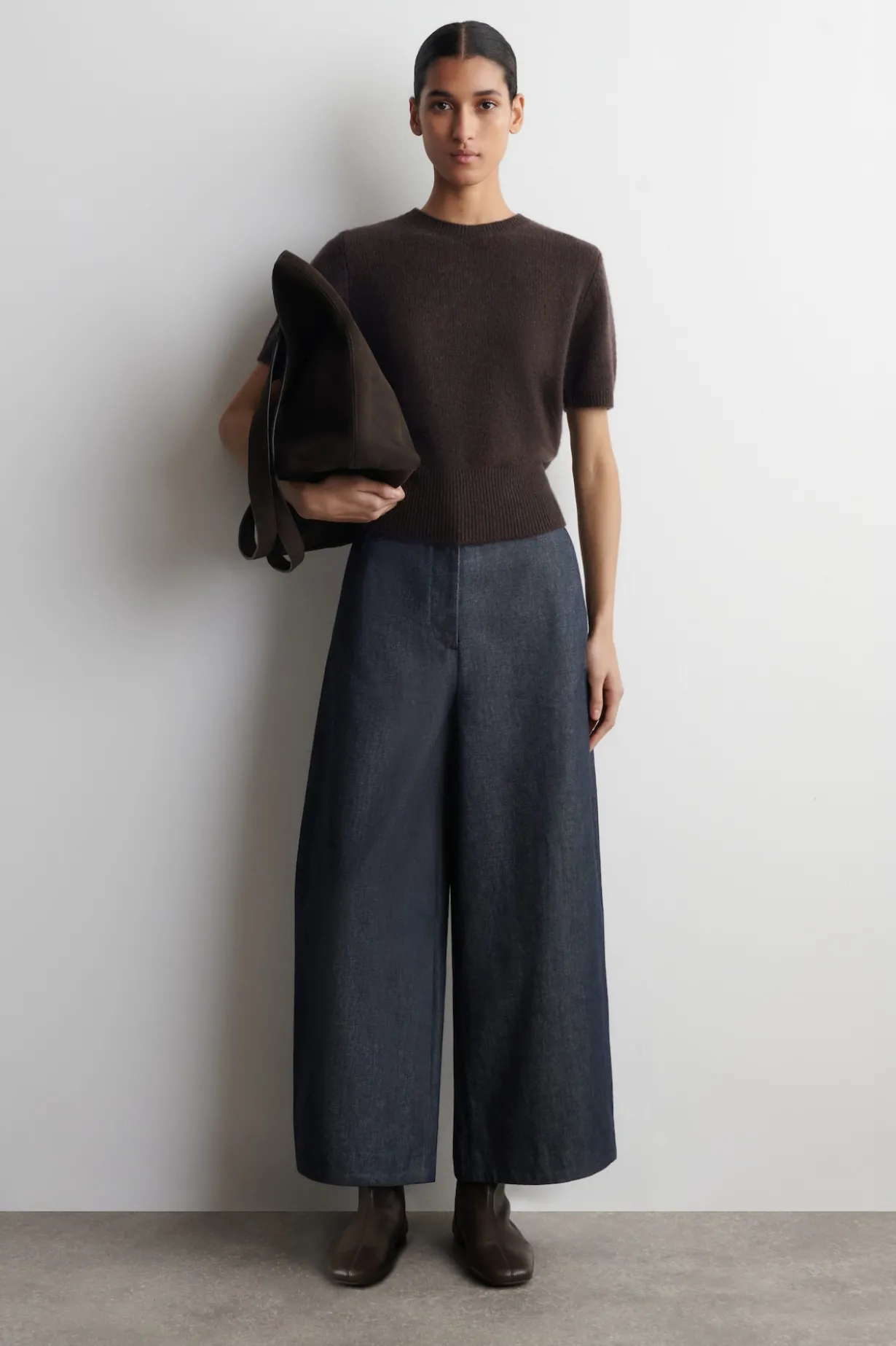 VERKÜRZTE HOSE AUS RAW DENIM MIT BARREL-BEIN