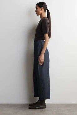 VERKÜRZTE HOSE AUS RAW DENIM MIT BARREL-BEIN